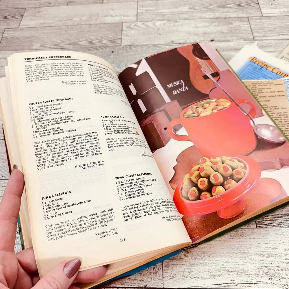 Casseroles Favorite Recipes of America‎ HC Cookbook Vtg 1966 + Clippings